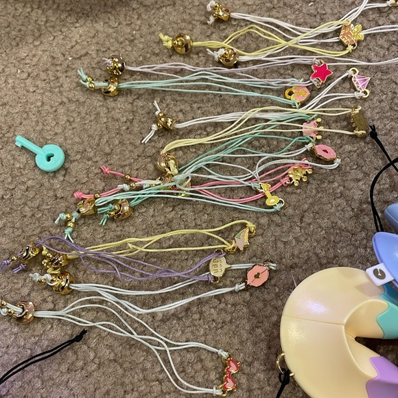 EUC Wow wee lucky fortune collectors case with over 20 bracelets - Picture 3 of 3